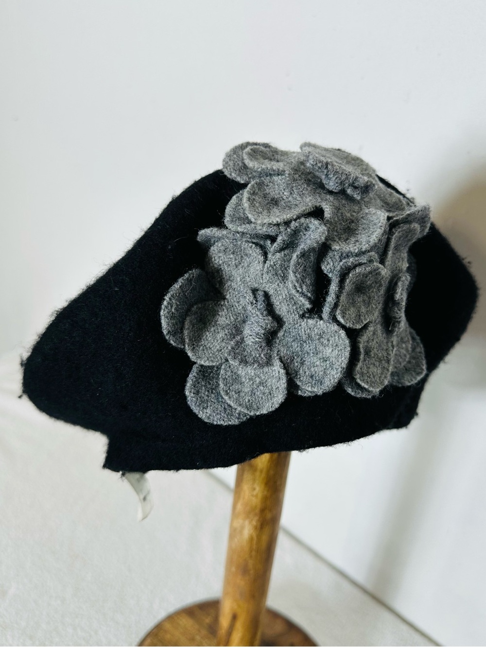 Vintage 100% Wool Black French Beret Hat With Grey Felt 3D Flower Basque Cap